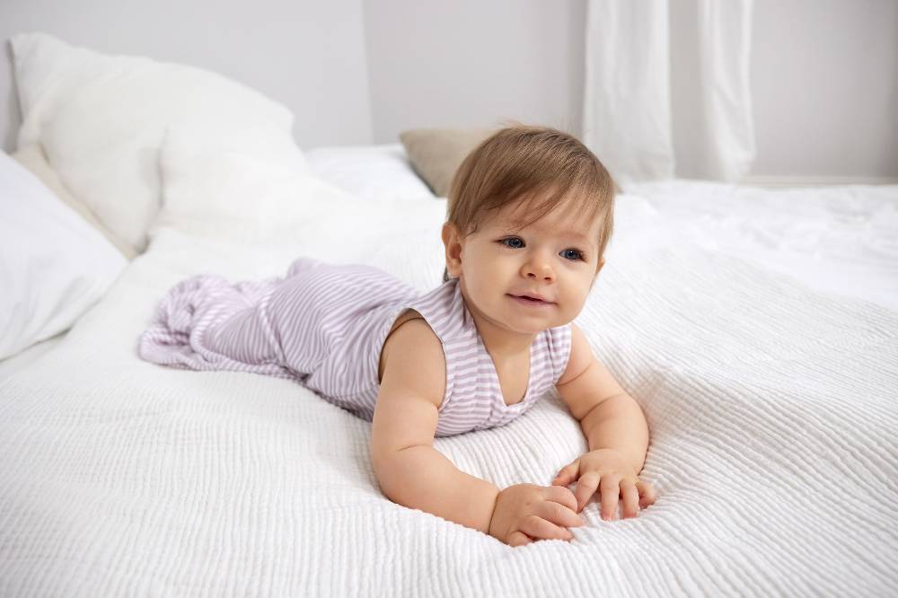 Lässig Baby Schlafsack 0,5 TOG - Gestreift, Lila Milky Blitzangebot