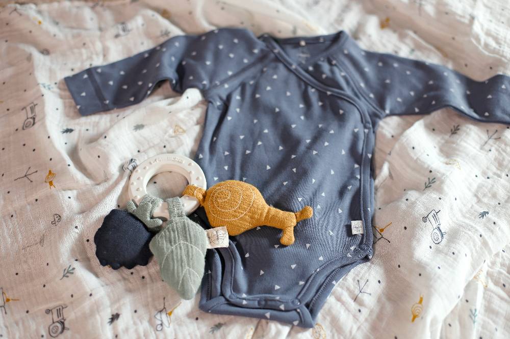 Lässig Baby Wickelbody langarm - Bio Baumwolle, Dreiecke, Blau Räumungsverkauf