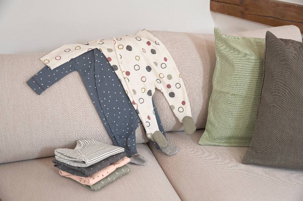 Lässig Baby Schlafanzug mit Füßen - Bio Baumwolle, Spots, Anthrazit Discount Store für neue Produkte