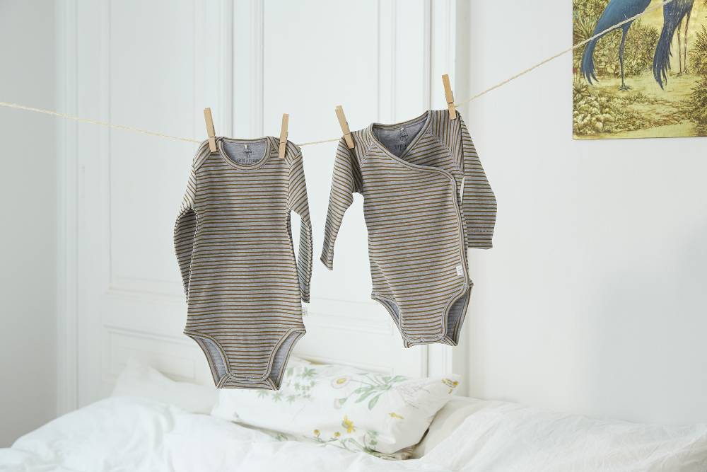 Lässig Baby Body langarm - Bio Baumwolle, Streifen, Grau meliert Fabrikladen