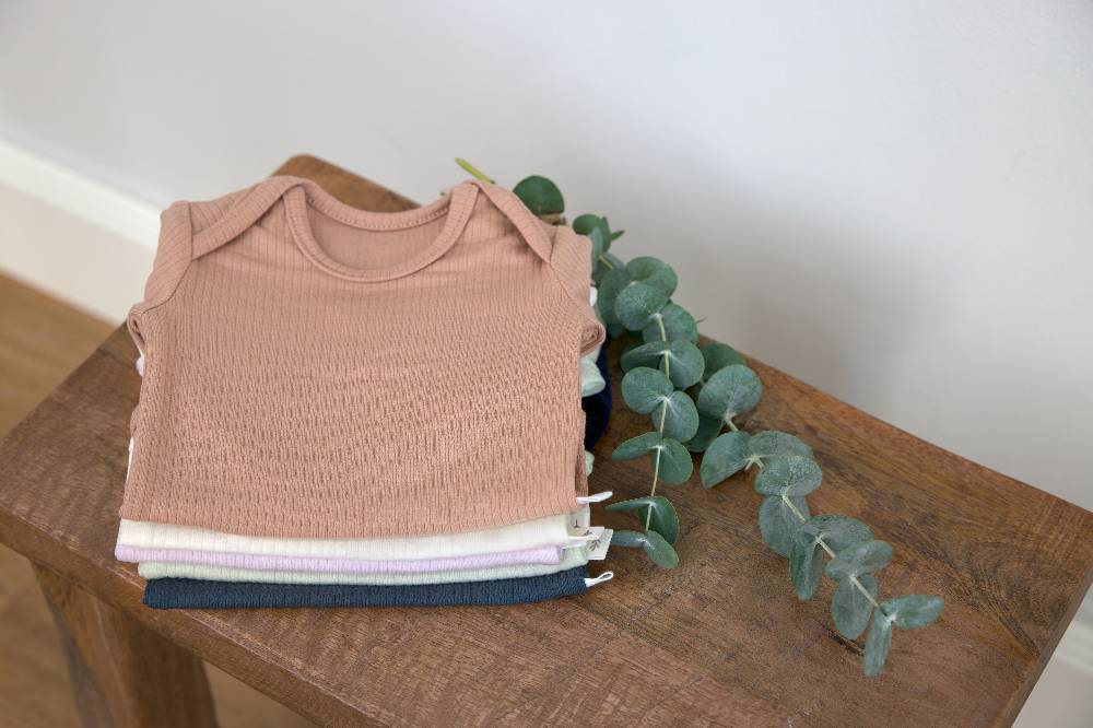 Lässig Baby Body Kurzarm - gerippt, Lila Osterangebot