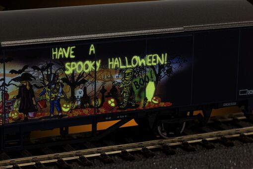 Piko Gedeckter Güterwagen "Halloween" Artikelnummer: 27704 Kostenloser Versand