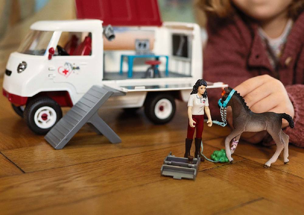 Schleich Mobile Tierärztin mit Hannoveraner Fohlen Günstig kaufen