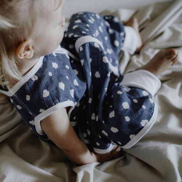 babywalz emma & noahSommer-Sleepoverall Musselin 0.5 TOG Punkte blau Neueste Stile