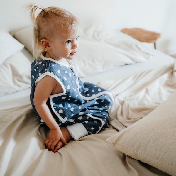 babywalz emma & noahSommer-Sleepoverall Musselin 0.5 TOG Punkte blau Neueste Stile