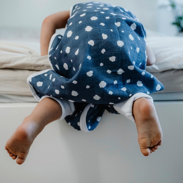 babywalz emma & noahSommer-Sleepoverall Musselin 0.5 TOG Punkte blau Neueste Stile