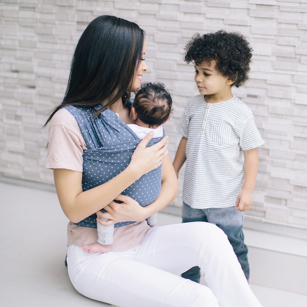 babywalz Ergobaby® - AURA WRAPTragetuch 490cm Coral Dots Kostenlose Rückgabe