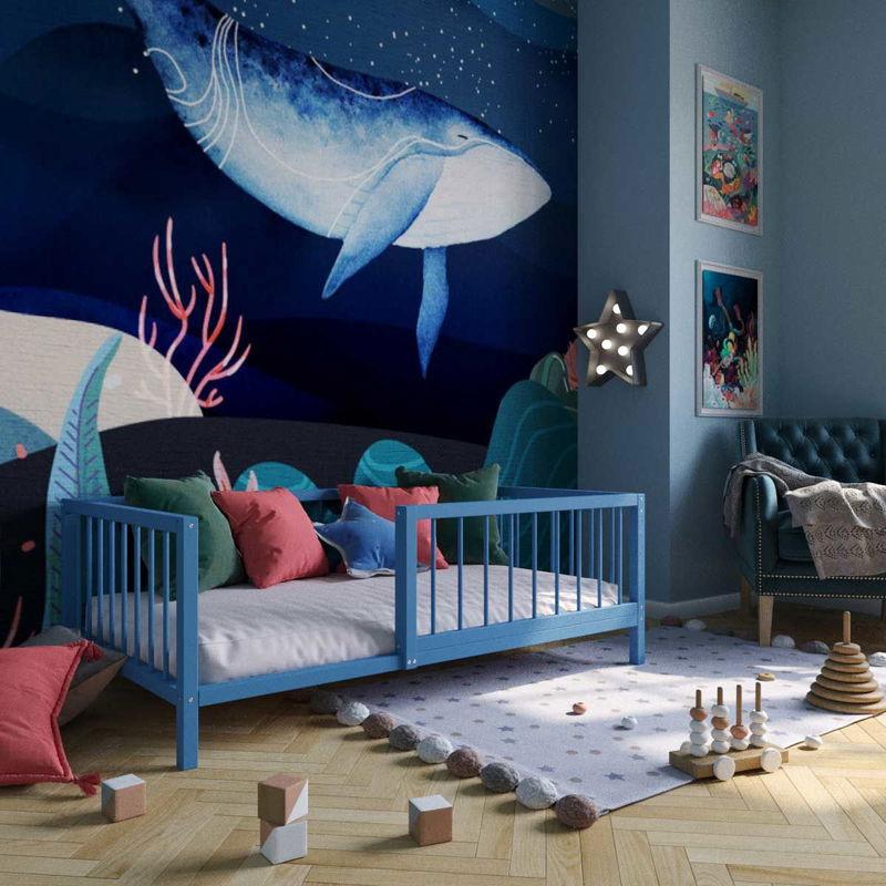babyonlineshop Artkid Daniel Kinderbett montessori Bodenbett mit Rausfallschutz 90 x 160 cm blau Kiefer massiv
