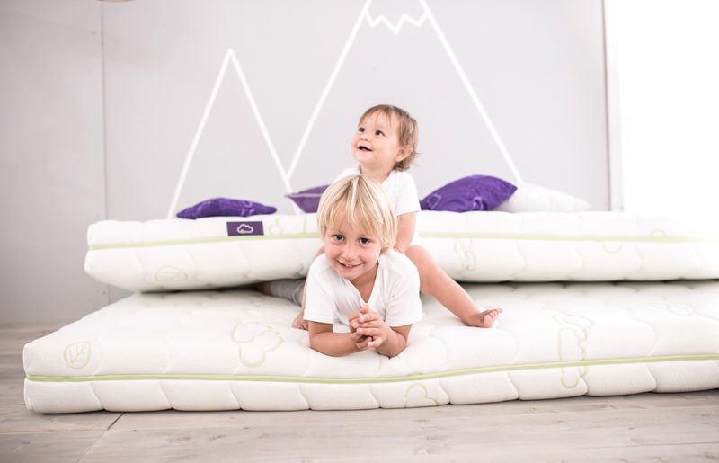 babyonlineshop Träumeland Universum Matratze 140 x 200 cm Großer Ausverkauf