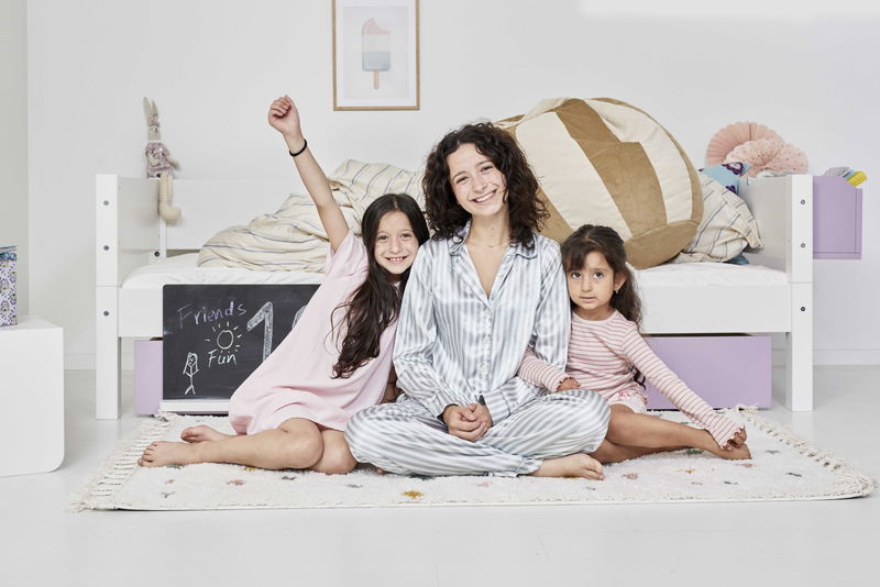 babyonlineshop Manis-h Einzelbett SIF 90x200 cm Pfosten Buche incl. Sicherung Bettkästen & Lattenrost 50% Rabatt für begrenzte Zeit